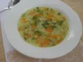 Pyszna ryżanka z marchewką i natką pietruszki, podana w białej miseczce, gotowa do jedzenia.