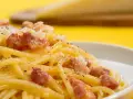 Pyszne spaghetti carbonara z kawałkami boczku i posypką. Szukasz, czym zastąpić parmezan?