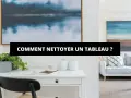 Comment nettoyer une peinture sur toile : un bureau moderne avec des tableaux abstraits et un salon invitant.