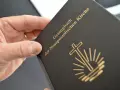 Ein Gesangbuch der Neuapostolischen Kirche, die Frage nach einer Sekte oder nicht, wird hier durch das Buch selbst aufgeworfen.