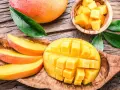 Soczyste mango, pokrojone w kostkę i plastry, zachęca do odkrycia, jaki smak ma mango – słodki, tropikalny raj.