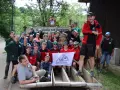 Grupa uczestników kursu przewodnika beskidzkiego pozuje do zdjęcia na tle tablicy z napisem "Kościenko nad Dunajcem".