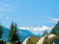 Namioty na tle górskich krajobrazów Austrii. Idealne miejsce na camping Austria.