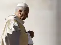 Papież w białej piusce i złotej szacie modli się, wierzę w boga. W jego oczach widać głęboką wiarę.