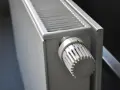 Termostato de radiador blanco, útil para el cálculo de radiadores por m2.