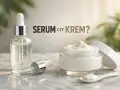 Szklana buteleczka z pipetką i gęsty krem w słoiczku. Co to jest serum? Lekka formuła czy bogata konsystencja – wybór należy do Ciebie.