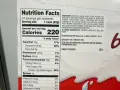 Na opakowaniu Kinder Bueno widnieje informacja o kaloriach: 220 kcal na porcję.