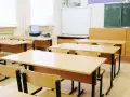 Puste ławki w sali lekcyjnej. Czy w 7 klasie jest technika? Może tu odbywają się zajęcia z tego przedmiotu.