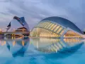 Cosa vedere a Valencia in un giorno: la futuristica Città delle Arti e delle Scienze con i suoi edifici iconici che si specchiano nell'acqua.