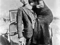 Bonnie et Clyde, avant leur fin tragique. La question "qui a tué Bonnie et Clyde" reste un mystère pour certains.