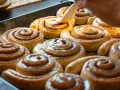 Saftige Zimtschnecken werden mit Glasur überzogen. Ein köstliches Zimtschnecken Rezept, das jeden begeistert.