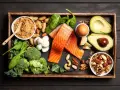 Łosoś, jajko, awokado, orzechy i warzywa liściaste – składniki idealne na dietę keto przy Hashimoto.