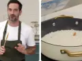 Chef explica cómo preparar una deliciosa paella al horno. Arroz blanco en una sartén, listo para cocinar.