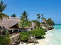 Zanzibar w marcu: słoneczna pogoda, palmy, plaża i urokliwe bungalowy z krytymi strzechą dachami. Idealne miejsce na relaks.