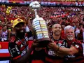 Jugadores del Flamengo celebran con la Copa Libertadores. ¡Así puedes ver al Mengão!