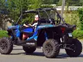 Niebieski pojazd terenowy Polaris RZR XP 1000 z homologacją L7e, gotowy do jazdy po drogach.