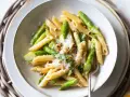 Penne-Nudeln mit frischem Spargel, Pinienkernen und Parmesan. Ein leichtes und frühlingshaftes Gericht, das Lust auf mehr macht.