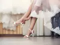 Białe buty do tańca ślubne na niskim obcasie, idealne do pierwszego tańca. Delikatne paski podkreślają elegancję.