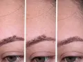 Trzy zbliżenia na brwi z grudkami henny, które wyglądają jak nieudana henna brwi. Widać skórę, włoski i fragment oka.
