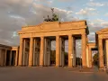 Brama Brandenburska w złotym świetle. Idealne miejsce na spacer z dziećmi, odkrywanie historii i podziwianie berlińskich atrakcji.