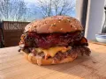 Pyszny smash burger przepis: podwójna wołowina, ser, bekon i sos na sezamowej bułce. Idealny na grilla!
