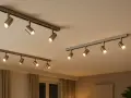 Sistemas de rieles con varios focos dirigibles, mostrando diferentes tipos de focos para techo, ideales para iluminar espacios.