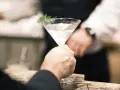 Przepis na drink London Calling: czysty martini z gałązką kopru.
