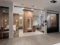 Nowoczesne mieszkanie pod klucz: sypialnia, łazienka i salon z jadalnią. Drewniane akcenty i minimalistyczny design.