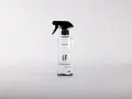 En sprayflaska med isopropanol rengöring för lacken efter polering.