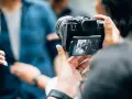 Je découvre la photographie, capturant un selfie de groupe avec un appareil photo moderne.