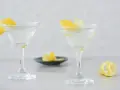Dwa martini z cytrynową skórką, idealne do przepisu na Dirty Martini.
