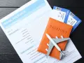 Paszport, bilety lotnicze i formularz ubezpieczenia podróżnego. Czy do Irlandii potrzebny jest paszport? Tak, jeśli nie jesteś obywatelem UE/EOG.