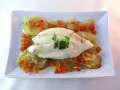 Filete de pescado blanco sobre patatas y zanahorias asadas, un delicioso gallo al horno.