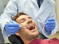 Ból dziąsła przy zębie? Natychmiastowa ulga i sygnały do dentysty