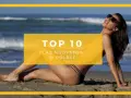 Kobieta na plaży, w tle morze. Napis "TOP 10 PLAŻ NUDYSTÓW W POLSCE" sugeruje wakacyjne odkrycia.