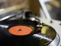 Gramofon odtwarza płytę winylową z muzyką indie pop.