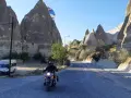 Niesamowita podróż motocyklem przez Kapadocję w Turcji. W tle widać latający balon i skalne formacje.