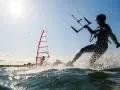 Kite czy Windsurfing? Porównanie, które rozwieje Twoje wątpliwości