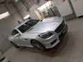 Silver Mercedes-Benz cabriolet i verkstad, redo för en power lock-behandling.