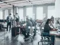 Persone lavorano in un ufficio moderno, un esempio di coworking cos'è: collaborazione e flessibilità in un ambiente dinamico.