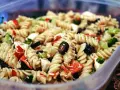 Nudelsalat mit Oliven, Paprika und Brokkoli – perfekte Beilagen zum Grillen.