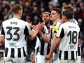 Piłkarze Newcastle United świętują, być może po udanych newcastle transfery. Widoczni zawodnicy z numerami 33 i 18.