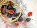 Fichi scuri e succosi, alcuni tagliati a metà, traboccano da un cesto di paglia. È il momento perfetto quando maturano i fichi, dolci e pronti da gustare.