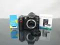 Nikon D80 z akcesoriami: ładowarka i bateria do aparatu cyfrowego.