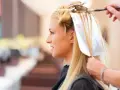 Kobieta w salonie fryzjerskim, jej włosy są farbowane. Uważaj na wdychanie oparów farby w ciąży.