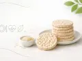 Stos zdrowych wafli ryżowych, miseczka ryżu i ikony zdrowego stylu życia. Niskie wafle ryżowe kcal.