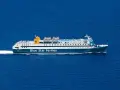 Statek Blue Star Ferries płynie po błękitnym morzu, zmierzając na Santorini.