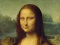 Mona Lisa, målad av Leonardo da Vinci, med sitt gåtfulla leende och en drömsk bakgrund. Vem har målat Mona Lisa? Svaret är Leonardo.