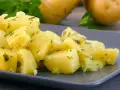 Patatas al microondas cortadas en cubos, aliñadas con perejil y ajo. Un plato sencillo y delicioso.