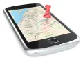 Smartphone con mappa e puntina rossa. Navigazione facile con questa app.
